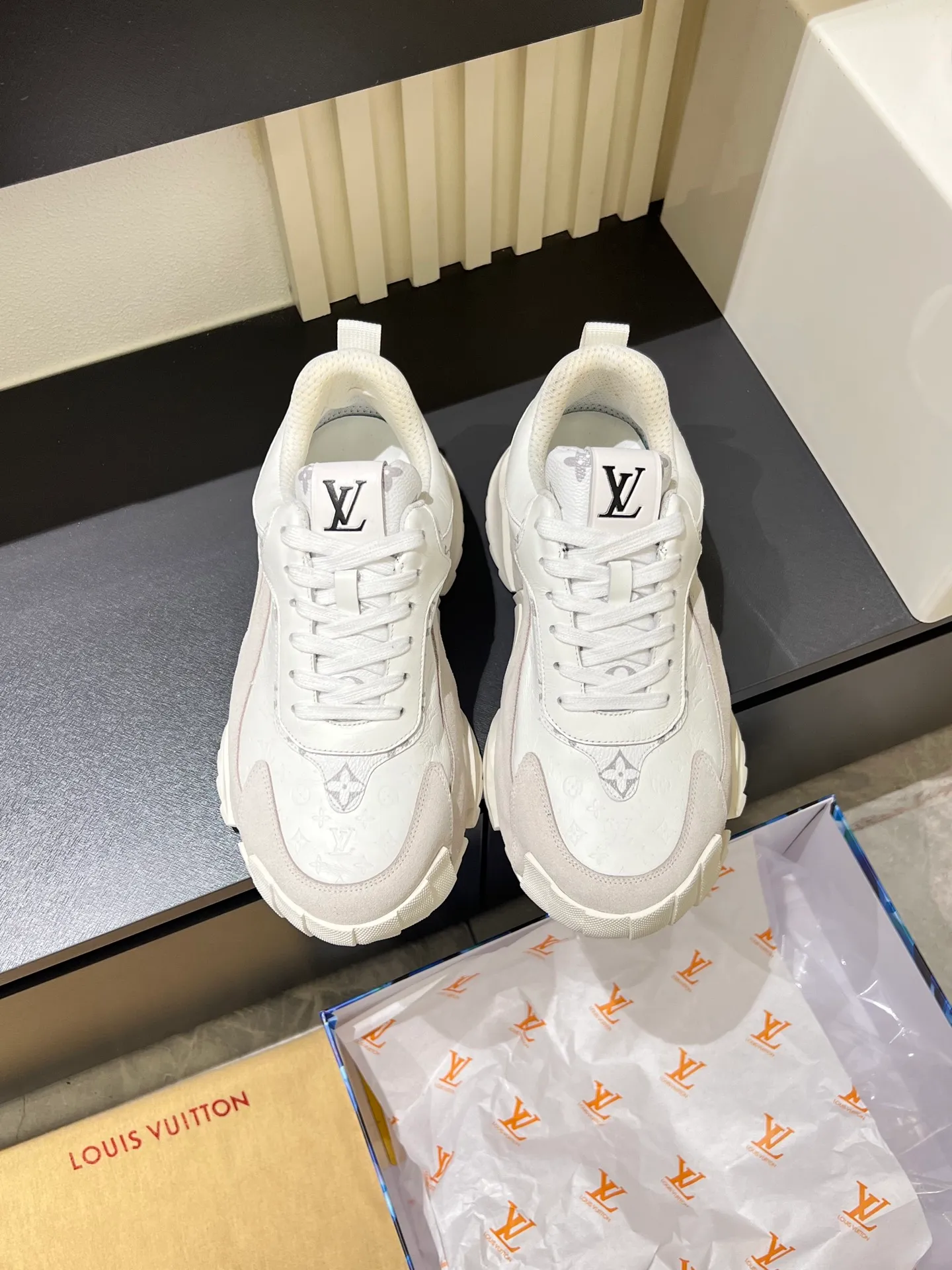 p600 "LOUI* VUITTO*" popular men's casual shoes, genuine development in Italy 💯Purchasing level quality ✔️The upper is made of first-layer cowhide, comfortable and soft sheepskin feet ⚡️ Fashionable and versatile, the toe last shape is firm and full, the soles are made from original LV molds and can be freely entered and exited the counter. Light and comfortable on the feet~Purely handmade, details determine quality! Size:39-44!